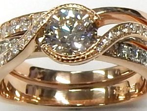 Estate Diamond Engagement Ring
14 Karat Rosé Estate Engagement Ring
Finger Size 6.5 Gram Weight 7.2
1 Center Diamond 0.65ct Shape: Round; Clarity: SI2; Colour: I With 57 Round Diamonds 0.71 ctw 1.36