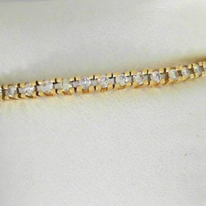 Estate Diamond Bracelet
18 Karat Yellow Estate Diamond Bracelet Length: 7in
Gram Weight 21.1
45 Center Diamonds Shape: Round; Clarity: SI2; Colour: L/M 4