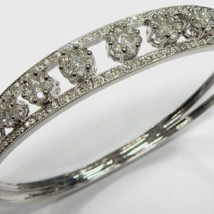 Estate Diamond Bracelet
14 Karat White Estate Diamond Bracelet
Gram Weight 20.9
119 Center Diamonds Shape: Round; Clarity: I2; Colour: H/I 1.75
