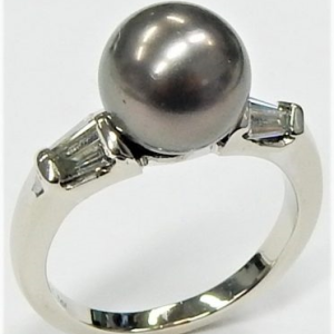 Diamonds Estate Ring 
14 Karat White G/H Diamonds Ring With Finger Size 6.25 
Width 9mm Gram Weight 4.55 
4 Center Diamonds Shape: Baguette; Clarity: VS1; Colour: G/H With 1 Tahitian Pearl