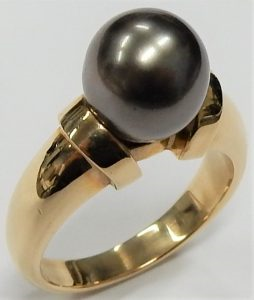 Pearl Estate Ring 
14 Karat Yellow Peacock Pearl Ring With Finger Size 6.5 
 Gram Weight 8 
1 Center Pearl Shape: Various Shapes; Colour: Peacock