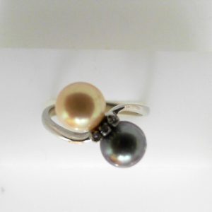 Pearls Estate Ring 
18 Karat White Pearls Ring With Finger Size 7.5 
 Gram Weight 3.8 
2 Center Pearls Shape: Round With 3 Round Diamonds
