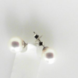 Earrings with Pearls 
14 Karat White White Pearls Earrings 
 
2 Center Pearls Shape: Round; Colour: White