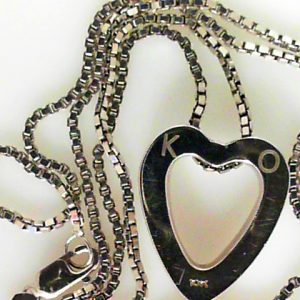 Estate Pendant/Charm
10 Karat White Pendant/Charm
Gram Weight 8.8 Chain Style: Box 10 Karat White Length: 18in