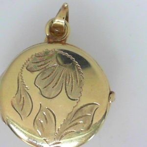 Estate circular locket 20mm
10 Karat Yellow Gram Weight 3.6 Chain Style: No Chain