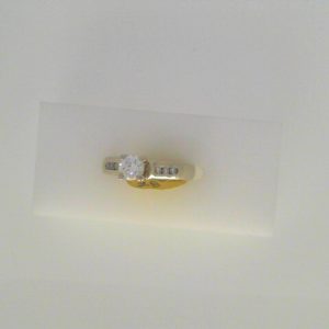 Estate Diamond Engagement Ring
14 Karat White Estate Engagement Ring Width 2.7mm
Finger Size 5.25 Gram Weight 3.8
1 Center Diamond 0.33ct Shape: Round; Clarity: I1; Colour: G With 6 Round Diamonds 0.10 ctw 0.43