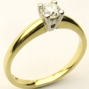 Estate Diamond Engagement Ring 
18K/Platinum Yellow/White Estate Engagement Ring Width 1.9mm 
Finger Size 8 Gram Weight 4.1 
1 Center Diamond 0.31ct Shape: Round; Clarity: SI1; Colour: K 0.31