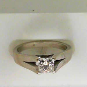 Estate Diamond Engagement Ring
14 Karat White Estate Engagement Ring
Finger Size 6.25 Gram Weight 3.2
1 Center Diamond 0.57ct Shape: Square; Clarity: VVS1; Colour: G; GIA 1135899944 0.57