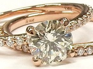 Estate Diamond Engagement Ring Band Separate
14 Karat Rosé Estate Engagement Ring
Finger Size 8 Gram Weight 2.24
22 Center Diamonds Shape: Round Clarity: SI1 Colour: G/H