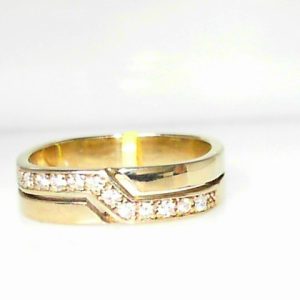 Estate Diamond Ring - Men's 
14 Karat White Estate Diamond Ring Width 5.6mm 
Finger Size 10.25 Gram Weight 7.4 
11 Center Diamonds Shape: Round 0.25