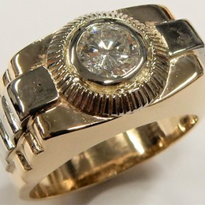 Estate Diamond Ring - Men's 
14 Karat Yellow Estate Diamond Ring 
Finger Size 9.5 Gram Weight 9.94 
1 Center Diamond 0.80ct Shape: Round; Clarity: I1; Colour: G/H 0.8