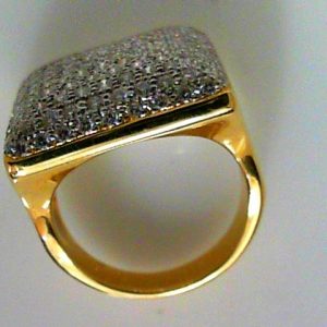 Estate Diamond Ring - Men's 
18 Karat Yellow/White Estate Diamond Ring 
Finger Size 7.5 Gram Weight 15.2 
100 Center Diamonds Shape: Round; Clarity: SI; Colour: J 1