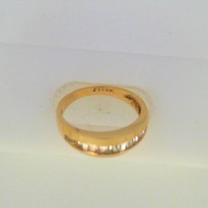 Estate Diamond Anniversary Ring
14 Karat Yellow Estate Anniversary Ring Width 2.3mm
Finger Size 7 Gram Weight 3.4
12 Center Diamonds Shape: Baguette; Clarity: VS1; Colour: H 0.55