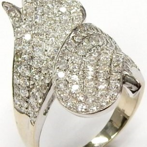 Estate Diamond Dinner Ring - Women's
14 Karat White Estate Dinner Ring
Finger Size 8.5 Gram Weight 7.7
136 Center Diamonds Shape: Round; Clarity: I2; Colour: G 1.75