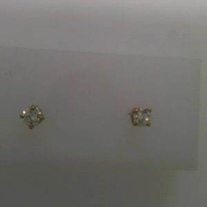 Diamond Earrings 
14 Karat White Diamond Earrings 
 
2 Center Diamonds Shape: Round Clarity: VS2 Colour: H 0.48