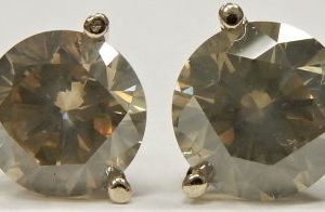 Estate Diamond Earrings 
14 Karat White Estate Diamond Earrings 
 
1 Center Diamond 1.00ct Shape: Round; Clarity: I3 1
