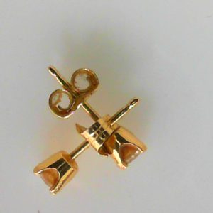 Estate Diamond Earrings
14 Karat Yellow Estate Diamond Earrings
Gram Weight 0.66
2 Center Diamonds Shape: Round; Clarity: VS; Colour: F/G 0.3