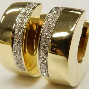 Estate Diamond Earrings
14 Karat Yellow Estate Diamond Earrings
Gram Weight 8.3
16 Center Diamonds Shape: Round 0.1