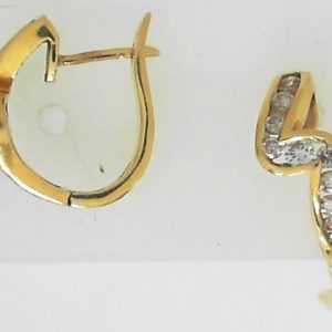 Estate Diamond Earrings
18 Karat Yellow Estate Diamond Earrings
Gram Weight 4.19
20 Center Diamonds Shape: Round; Clarity: SI-I1; Colour: M 0.25