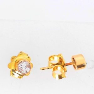 Estate Diamond Earrings
14k/18K Yellow Estate Diamond Earrings
Gram Weight 1.1
2 Center Diamonds Shape: Round; Clarity: SI1; Colour: I 0.06