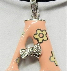 Aaron Basha IA22PWA Estate Diamond Pendant/Necklace
18 Karat White Estate Diamond Pendant
Gram Weight 4.7 Chain Style: No Chain
10 Center Diamonds Shape: Round 0.08