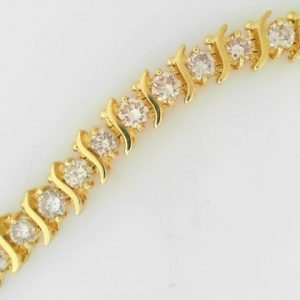 Estate Diamond Bracelet
14 Karat Yellow Estate Diamond Bracelet Length: 7in Width: 8.5mm
Gram Weight 22.6
29 Center Diamonds Shape: Round; Clarity: I3; Colour: I/J 8