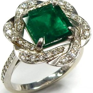 Emerald Estate Ring
14 Karat White Green Emerald Ring With Finger Size 7
Width 18.8mm Gram Weight 5.96
1 Center Emerald 2.62ct Shape: Emerald; Colour: Green With 54 Round Diamonds 0.55 ctw