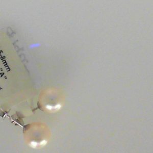 Earrings with Pearls 
14 Karat White Pearls Earrings 
 
2 Center Pearls 7.50ct Shape: Round