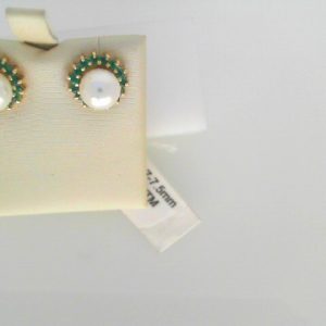 Earrings with Pearls 
14 Karat White White Pearls Earrings 
 
2 Center Pearls Shape: Round; Colour: White