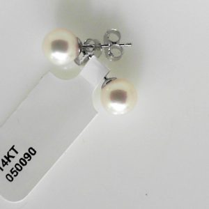 Earrings with Pearls 
14 Karat White Pearls Earrings 
 
2 Center Pearls 6.00ct Shape: Round