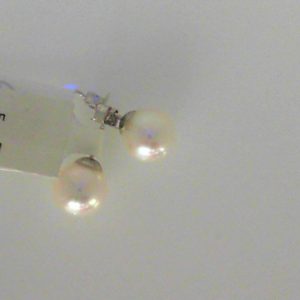 Earrings with Pearls 
14 Karat White Pearls Earrings 
 
2 Center Pearls Shape: Fresh Water