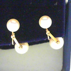 Estate Earrings With Pearls 
14 Karat Yellow White Pearls Earrings 
 
4 Center Pearls Shape: Round; Colour: White