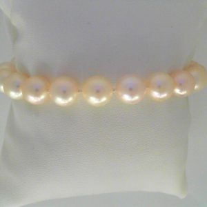 Bracelet with Pearl 
14 Karat Yellow White Pearl Bracelet Length: 7.5in Width: 9mm 
 
 Center Pearl Shape: Round; Colour: White