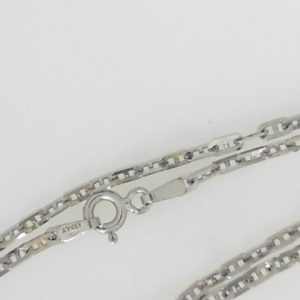 White 18 Karat Polished Marine Estate Chain
Length 18 in
Gram Weight 4.9 gr