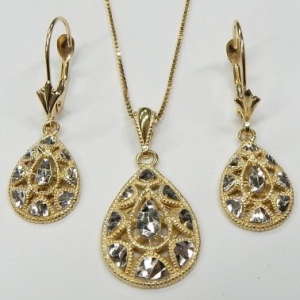 Estate Pendant/Charm
14 Karat Yellow/White Pendant/Charm
Gram Weight 5.9gr. tw. Chain Style: Box 14 Karat Yellow Length: 18in