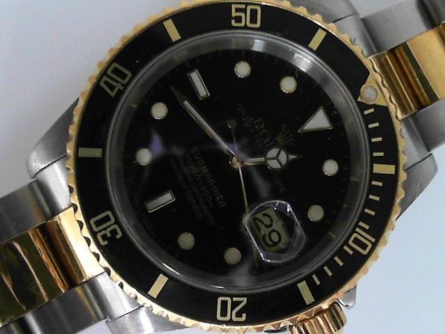 Estate Rolex Divers Year: 2003
Vendor Style #: 16613 Submariner Submariner SN: Y491652 Oyster
40mm 18K/Stainless Steel
Dial: Blck plots
Box Included/Papers Included/original invoice/ Canadian delivery
Condition Very good
1 Year Warranty