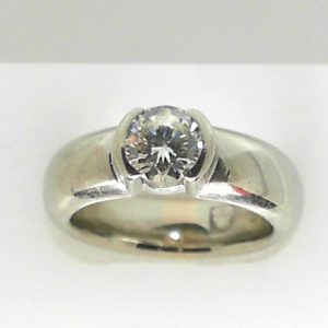 Estate Diamond Engagement Ring 
18 Karat White Estate Engagement Ring Width 5mm 
Finger Size 5.5 Gram Weight 11.75 
1 Center Diamond 0.82ct Shape: Round; Clarity: VS; Colour: I 0.82