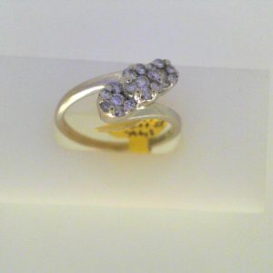 Estate Diamond Dinner Ring - Women's 
14 Karat White Estate Dinner Ring Width 1.8mm 
Finger Size 8 Gram Weight 3.7 
20 Center Diamonds Shape: Round; Clarity: SI1; Colour: H/I 0.5