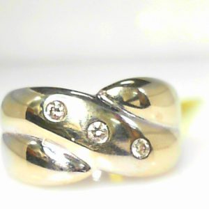 Estate Diamond Dinner Ring - Women's 
14 Karat White Estate Dinner Ring 
Finger Size 7.5 Gram Weight 7.38 
3 Center Diamonds Shape: Round