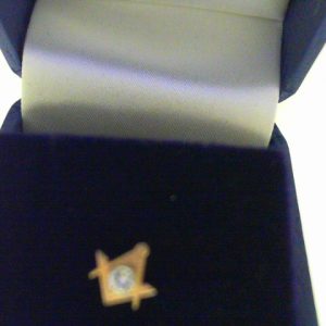 Estate Diamond Earrings 
10 Karat Yellow Estate Diamond Earrings 
 
1 Center Diamond 0.08ct Shape: Round; Clarity: SI1; Colour: H/I 0.08