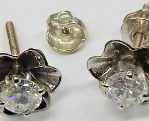 Estate Diamond Earrings 
14 Karat White Estate Diamond Earrings 
Gram Weight 2 
2 Center Diamonds Shape: Round; Clarity: I2; Colour: I 0.76