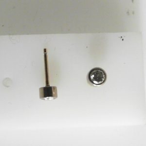 Estate Diamond Earrings 
14 Karat Yellow/White Estate Diamond Earrings 
 
1 Center Diamond 0.33ct Shape: Round; Clarity: SI1; Colour: H/I 0.33