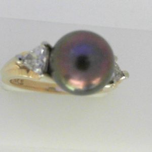 Pearl Ring 
14 Karat Yellow Black Pearl Ring With Finger Size 6.5 
Width 2.15mm Gram Weight 6.12 
1 Center Pearl Shape: Round; Colour: Black With 2 Trillian Diamonds 0.40 ctw