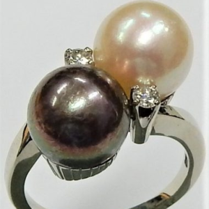 Diamonds Estate Ring 
14 Karat White H/I Diamonds Ring With Finger Size 7 
Width 9.7mm Gram Weight 8.2 
2 Center Diamonds Shape: Round; Clarity: VS2; Colour: H/I With 1 Round Pearl and 1 Round Pearl