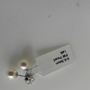 Earrings with Pearls 
14 Karat White Pearls Earrings 
 
2 Center Pearls Shape: Round