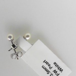 Earrings with Pearls 
14 Karat White White Pearls Earrings 
 
2 Center Pearls 3.00ct Shape: Round; Colour: White