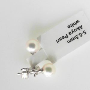 Earrings with Pearls 
14 Karat White White Pearls Earrings 
 
2 Center Pearls 5.00ct Shape: Round; Colour: White