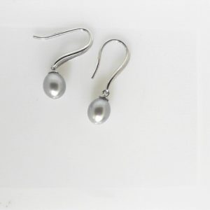Earrings with Pearls 
14 Karat White Pearls Earrings 
 
2 Center Pearls Shape: Fresh Water