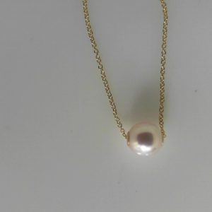 Pearl Pendant 
14 Karat Yellow Pearl Pendant 
 Chain Style: Cable Link 14 Karat Yellow Length: 18in 
1 Center Pearl Shape: Round