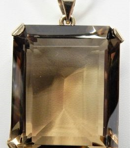 Quartz Estate Pendant 
10 Karat Smokey Quartz Pendant 
Gram Weight 44.51 Chain Style: No Chain 
1 Center Quartz 146.12ct t